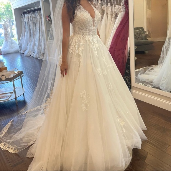 ✨ Romantic Lace Ballgown Wedding Dress + free crown and accessories ✨ - Picture 1 of 9